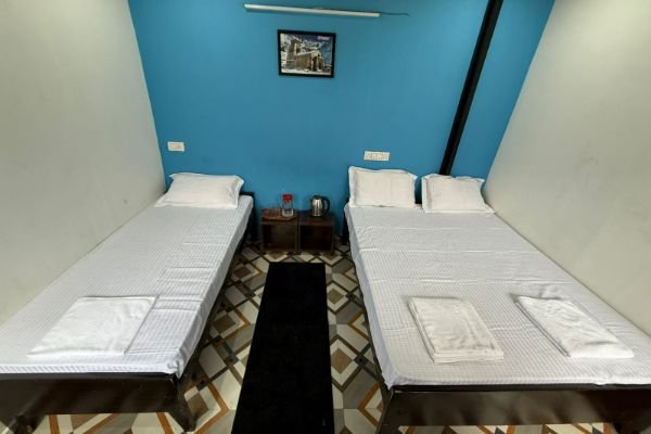 Double + Single Bed Room Image 4